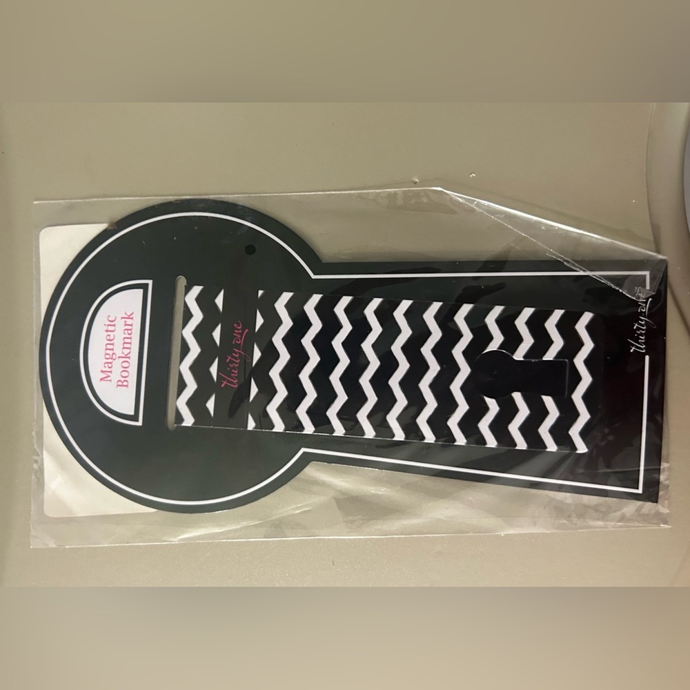 Black & White Chevron Magnetic Bookmark